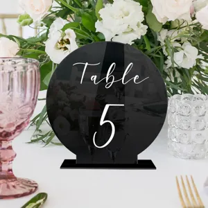 Letrero de numero de mesa de acrilico negro con base para decoracion de bodas y fiestas.