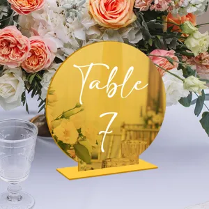 Primer plano detallado de un número de mesa de acrílico espejo dorado y elegante.