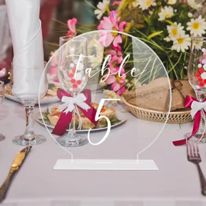 Cartel de numero de mesa de boda de acrilico transparente con base blanca decoracion.