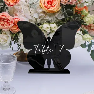 Vista detallada del cartel de número de mesa de mariposa de acrílico negro para bodas.