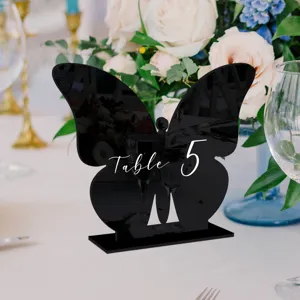 Detalle de número de mesa de mariposa de acrílico negro para decoración de bodas y fiestas.