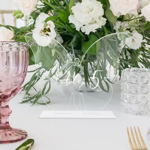 Letrero de numero de mesa de mariposa acrilico transparente con base para bodas.