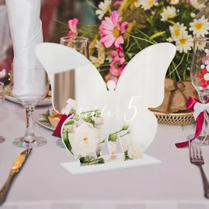 Vista detallada del elegante letrero acrílico de mariposa para número de mesa en boda.