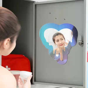 Gros plan sur le miroir magnétique iridescent en forme de cœur fondu sur un casier.