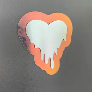 Gros plan détaillé d'un joli miroir magnétique cœur avec bordure iridescente fondue.