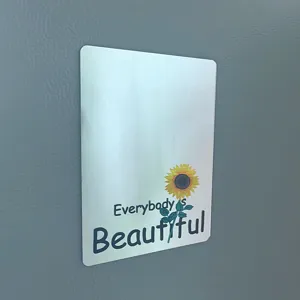 Detalle de espejo magnético para taquilla con espejo acrílico y girasol con texto.