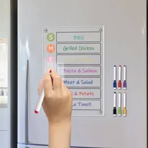 Transparente acryl magnetische wochenkalender für den kühlschrank mit bunten stiften.