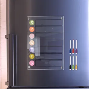Transparenter Acryl magnetischer Wochenplaner für Kühlschrank mit bunten Stiften.