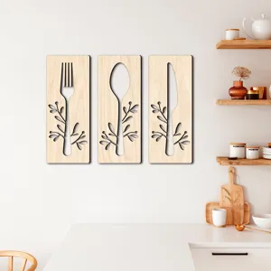 Ensemble de décoration murale en bois avec découpes de fourchette cuillère et couteau pour cuisine.