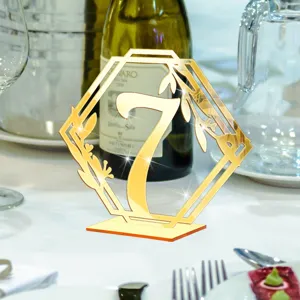 Numero de table de mariage en acrylique dore 7 grand effet miroir deco geometrique