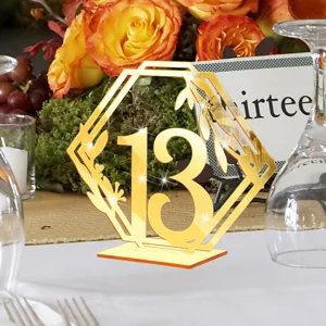 Numero de table 13 en acrylique or pour reception de mariage decor geometrique centre.