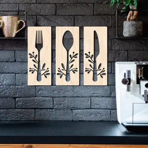 Détail de décoration murale en bois couverts fourchette cuillère couteau pour cuisine.