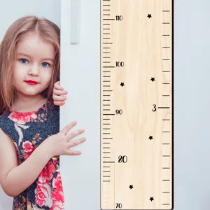 Vista detallada de medidor de altura de madera, decoración infantil regla de medida estrellas.