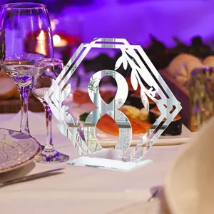 Gros plan détaillé du numéro de table en acrylique miroir pour la décoration de mariage.
