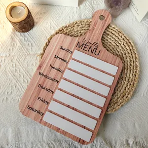 Tableau de menu hebdomadaire en bois avec emplacements quotidiens pour une organisation.