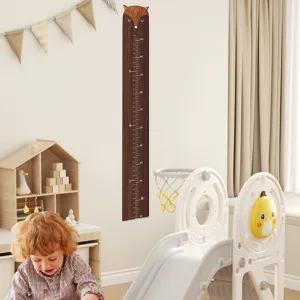 Detalle de medidor de altura de madera para niños en decoración de habitación acogedora