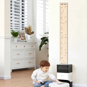 Escena de estilo de vida con medidor de altura de madera para niños en la pared