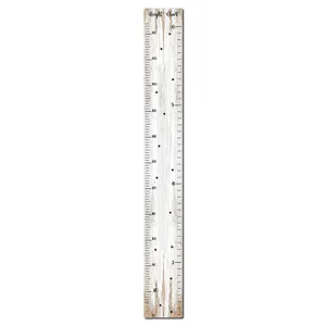 Primer plano del gráfico de altura de madera, textura de grano rústico con escalas claras.