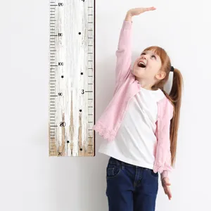 Adhesivo de pared de medidor de altura de madera para niños con escala y bonitos patrones.