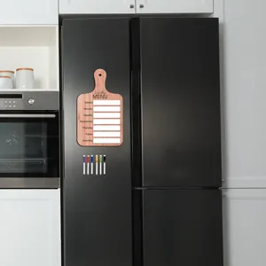 Vue detaillee du tableau de menu hebdomadaire magnetique en bois avec des marqueurs colores sur frigo.