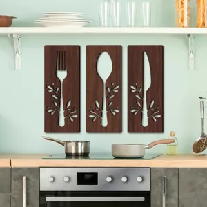Détail de décoration murale de cuisine en bois avec design de couverts et belle plaque.