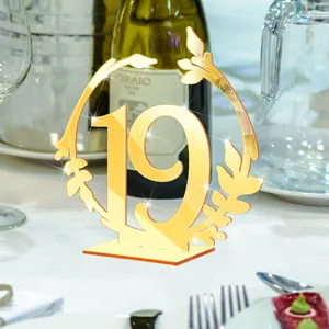 Numéro de table 19 en acrylique doré, détail de déco de mariage effet miroir élégant.