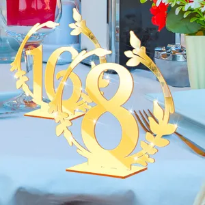 Détail de numéro de table en acrylique doré, idéal pour la décoration de mariage et fête.