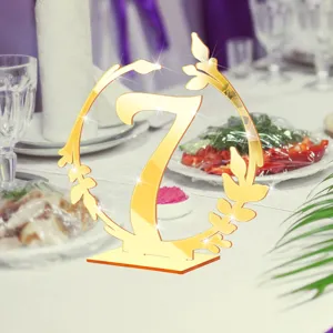Numéro de table 7 en acrylique doré avec couronne florale, idéal pour déco de mariage.