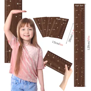 Medidor de altura infantil de madera con patrón de estrella y escala muy clara.