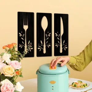 Vue détaillée de la décoration murale en bois avec des silhouettes de couverts élégantes.