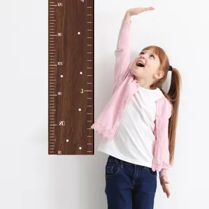 Medidor de altura de madera para decoracion de pared infantil, vista detallada.