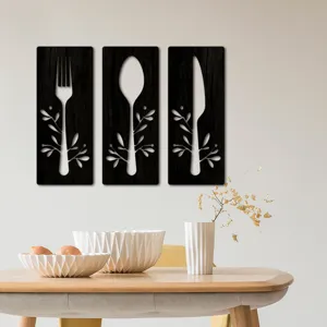 Ensemble d'art mural de couverts en bois avec découpes fourchette et couteau déco.
