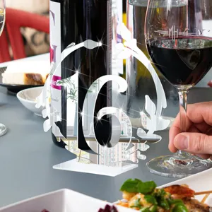 Plaque numéro de table 16 en acrylique miroir argenté pour décoration de mariage chic.
