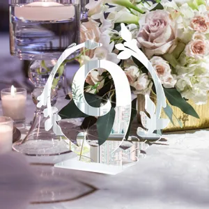 Détail de numéro de table de mariage en acrylique miroir 9, décor argenté élégant.