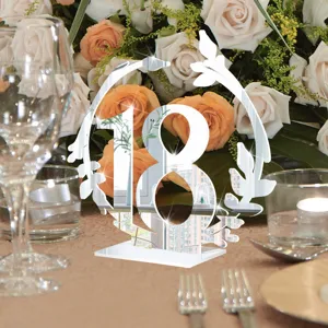 Plaque de numéro de table de mariage en acrylique argenté 18 avec couronne de fleurs