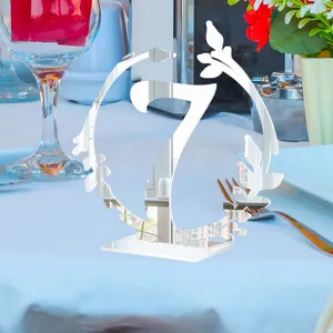Numéro de table de mariage en acrylique miroir 7 avec design de couronne élégant pour fête.