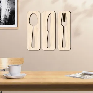 Détail d'art mural de couverts en bois montrant une cuillère couteau fourchette 3D pour cuisine.
