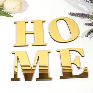 Gedetailleerd close-up van houten acryl spiegel 3D HOME letter muursticker voor huisdecoratie.