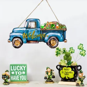 Set decorativo in legno per San Patrizio con camion sospeso e statuine di folletti portafortuna.