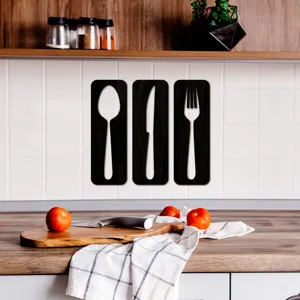 Déco murale cuisine en bois avec silhouettes cuillère couteau fourchette sur fond carrelé blanc.