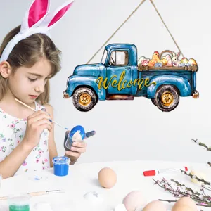 Cartello sospeso in legno camion di Pasqua vista dettaglio, decorazione murale rustica.