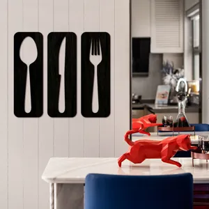 Détail d'art mural de couverts en bois cuillère couteau fourchette sur mur de cuisine.