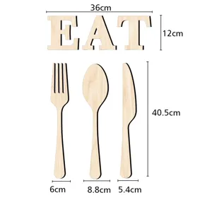 Détail de la décoration murale de cuisine en bois EAT lettres et couverts dimension.