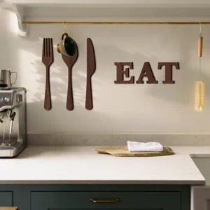 Ensemble de décoration murale de cuisine en bois, fourchette cuillère couteau, détail