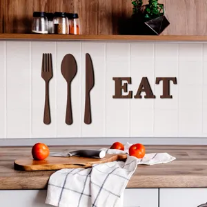Décoration murale 3D en bois couverts fourchette cuillère couteau et lettres EAT cuisine.