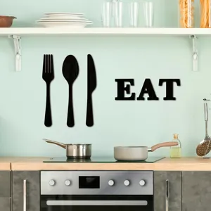 Vue détaillée de décoration murale de cuisine en bois 3D avec fourchette, cuillère et EAT.
