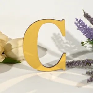 Gouden acryl spiegel letter C 3D decoratief bord close-up weergave voor thuis muurdecoratie.