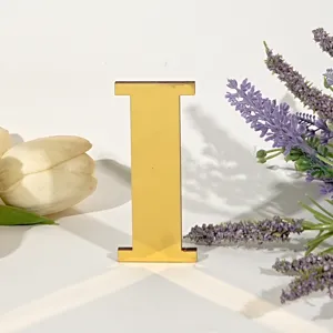 Houten acryl 3d letterdecoratie voor thuis muursticker en elegante interieurstyling.