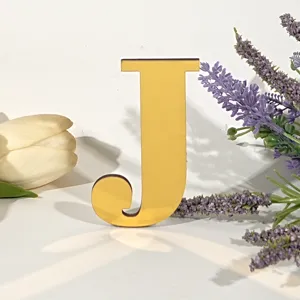 Gedetailleerd overzicht van de gele acryl houten 3D letter J ideaal voor woondecoratie.