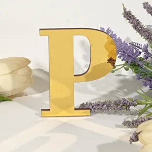 Gouden spiegelende 3D letter P wandsticker van hout en acryl voor prachtige huisdecoratie.